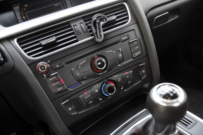 Cellularline Mono Bluetooth® headset with car holder – image 8