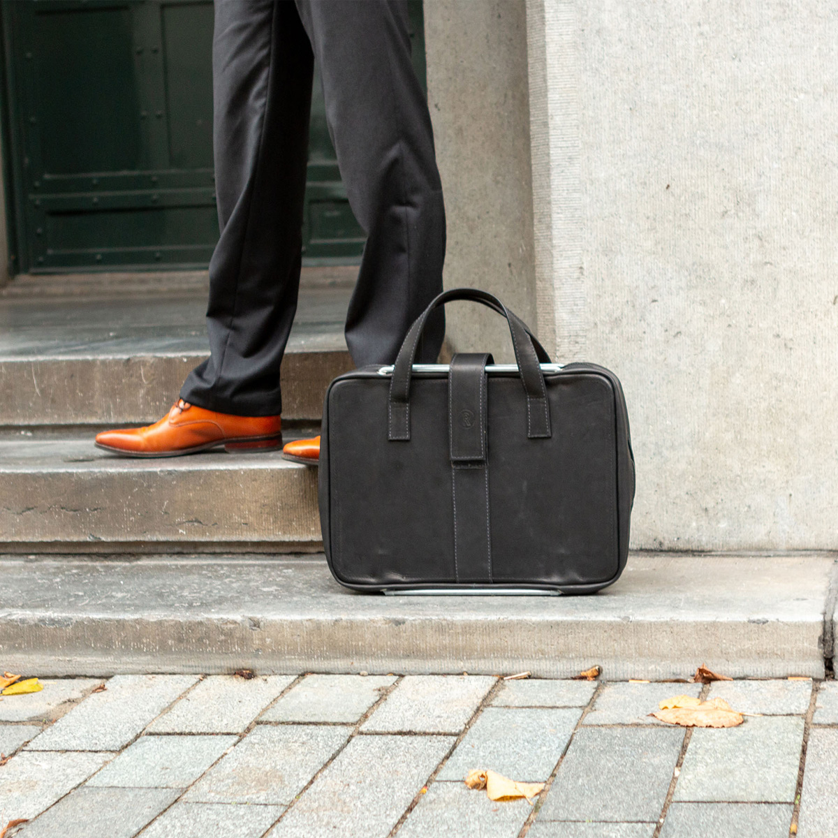 R-Go Tools Laptop bag R-Go Viva, full-grain leather, with integrated laptop stand, shoulder strap, 15.6-inch, black – image 9