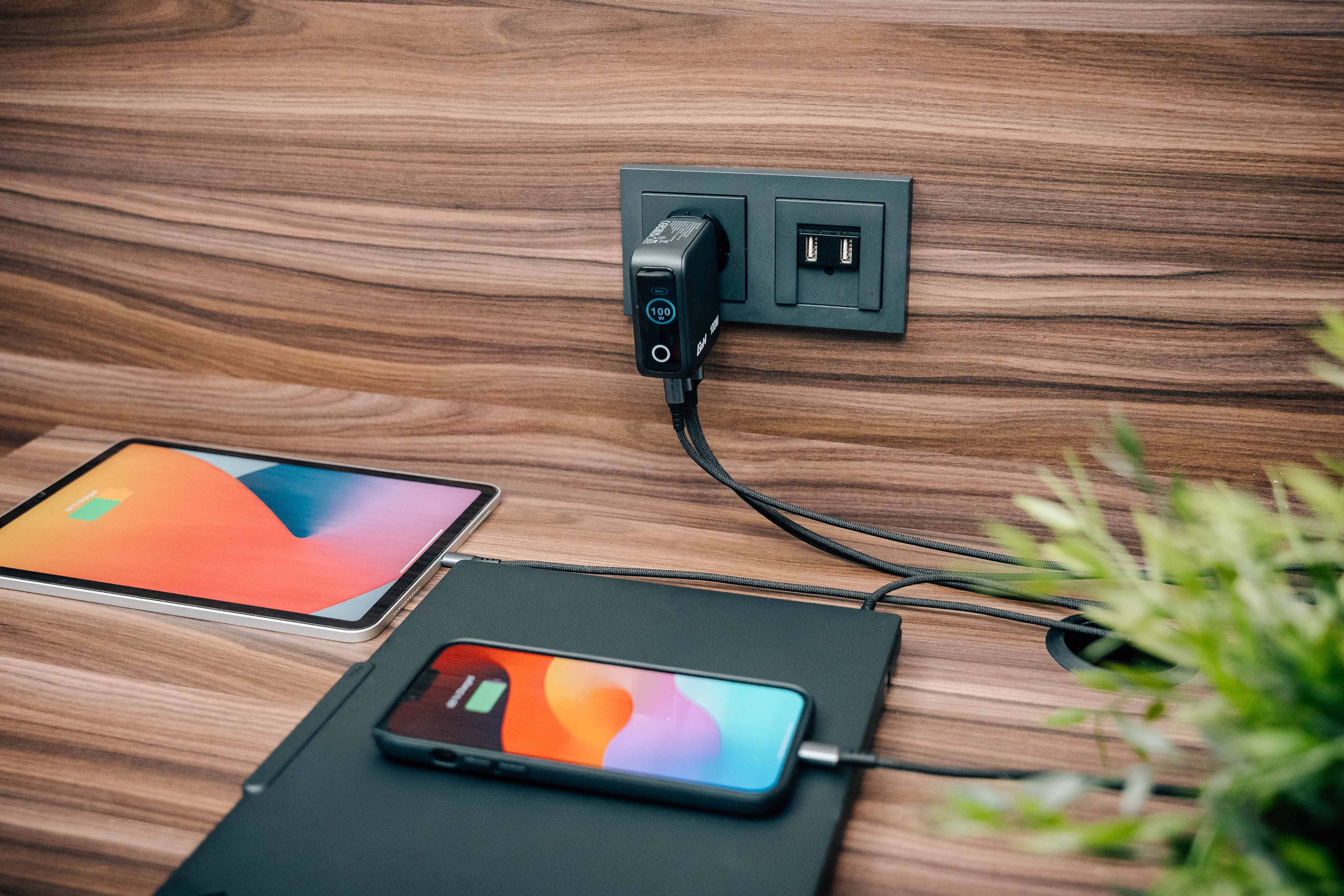 Verbatim Mini GaN Charger 3 Port  100W w Display (EU/UK/US)