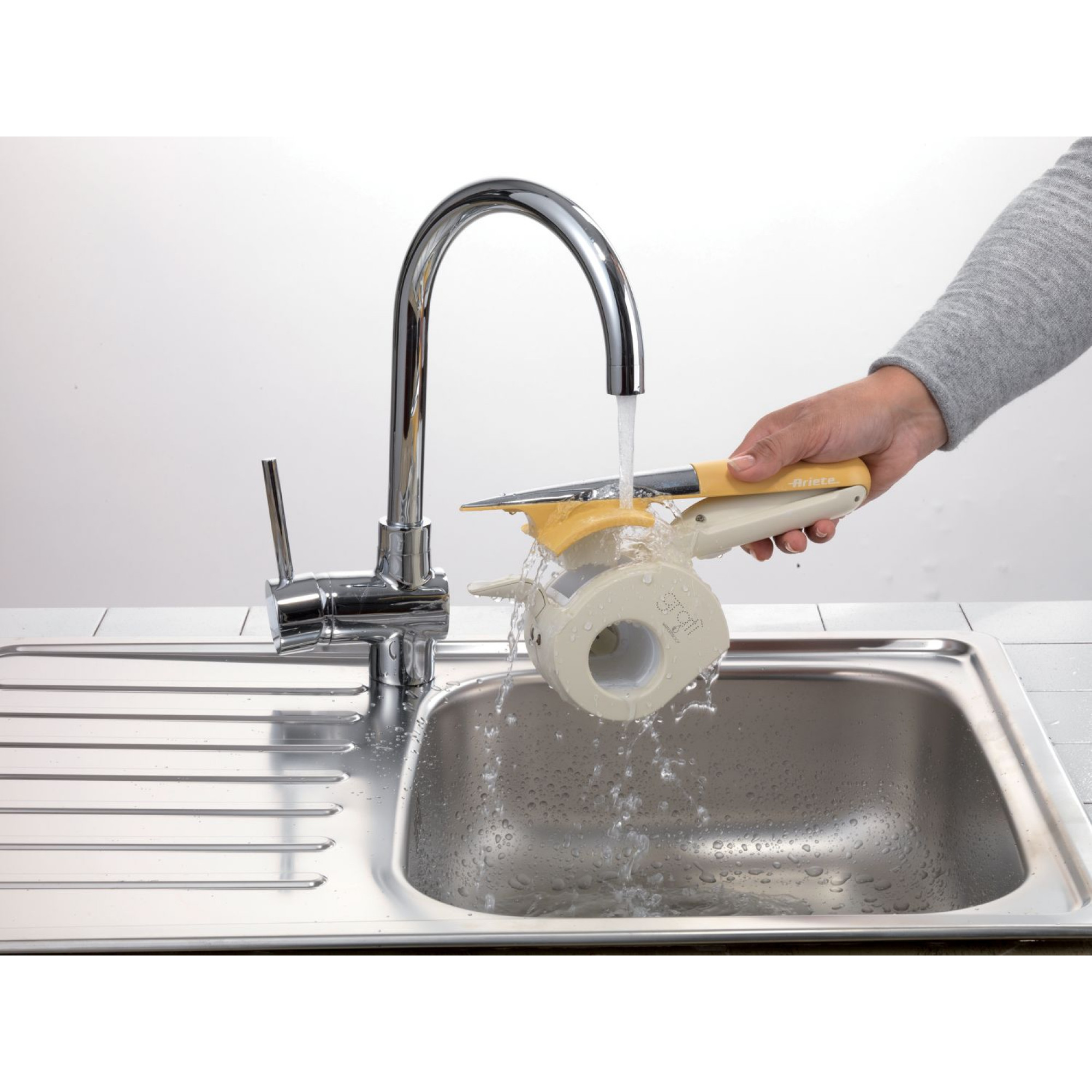 Ariete 457 Gratì Waterproof - Waterproof electric grater - Cordless - Washable under running water - 2 stainless steel rollers - White and Yellow – image 2