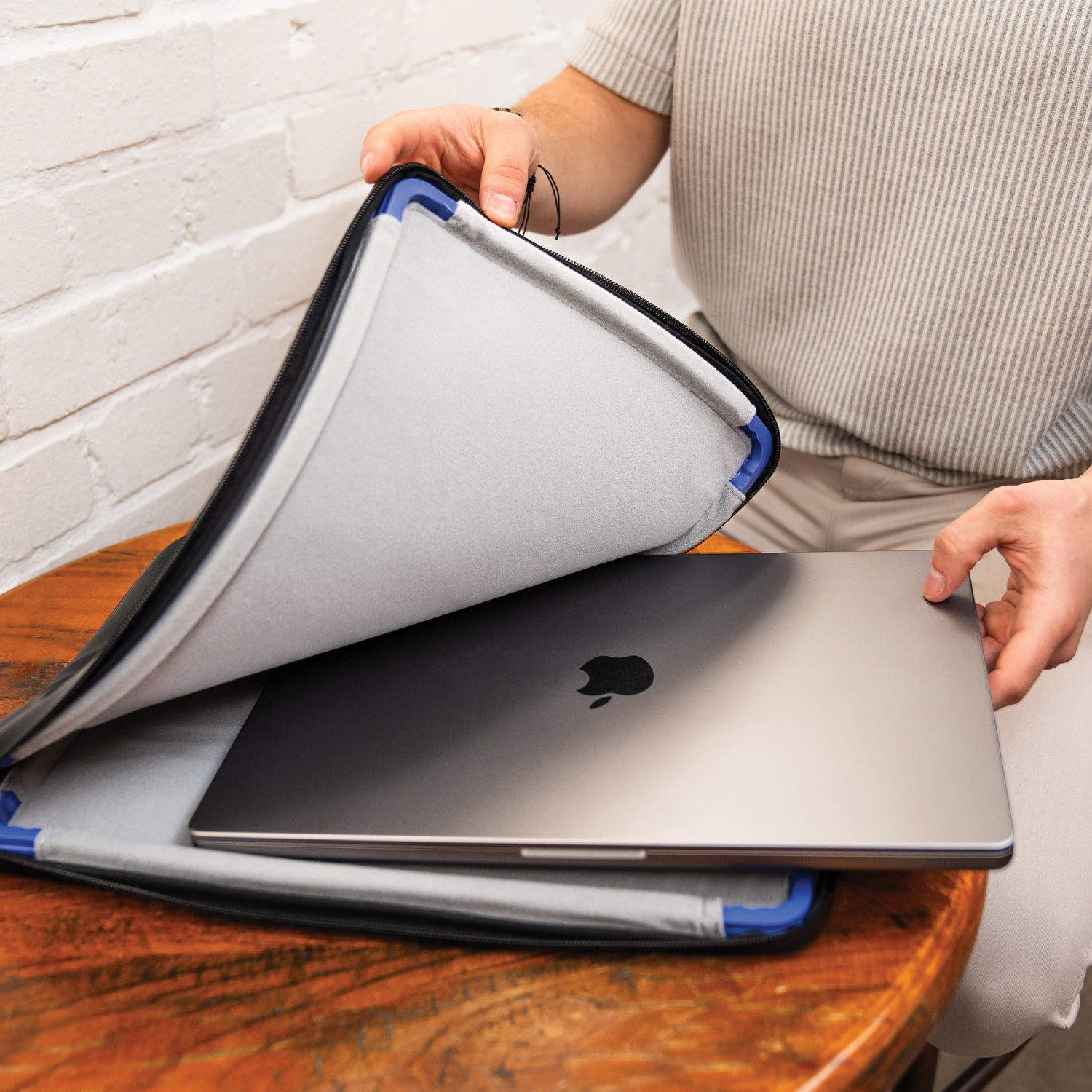 Mous MacBook Pro Sleeve With Handle – image 8