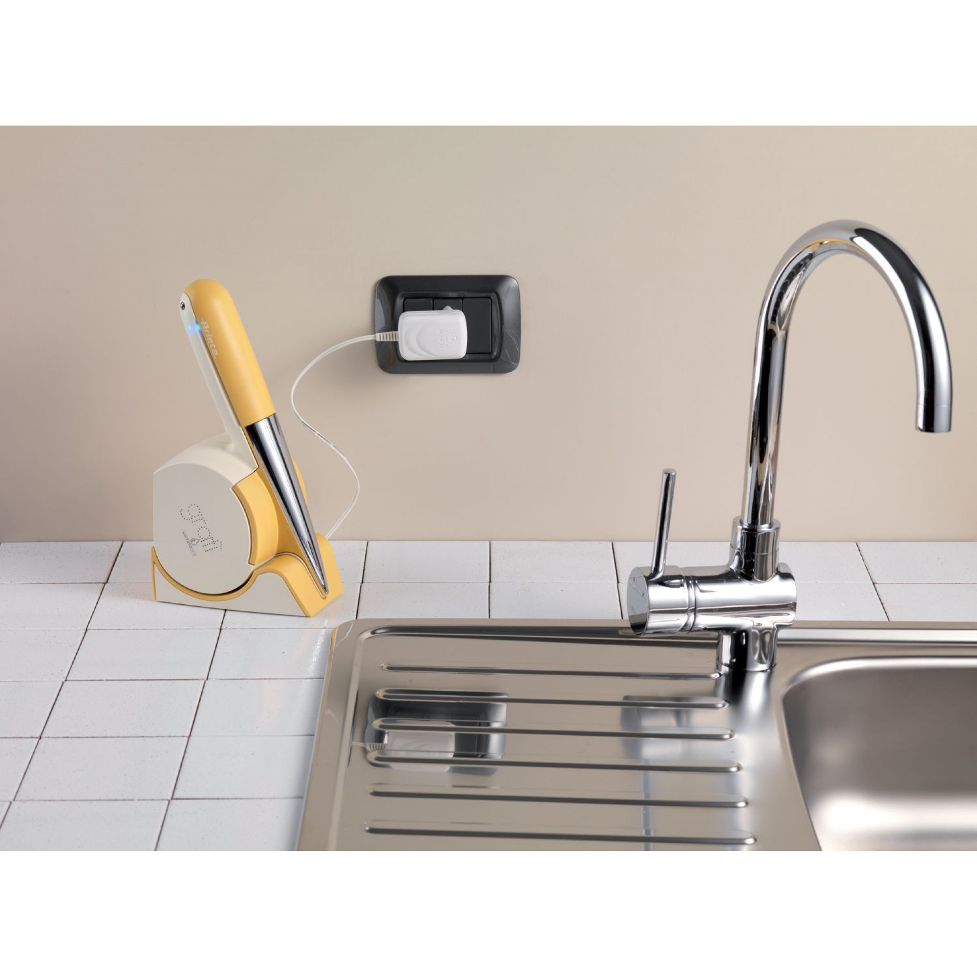 Ariete 457 Gratì Waterproof - Waterproof electric grater - Cordless - Washable under running water - 2 stainless steel rollers - White and Yellow – image 5