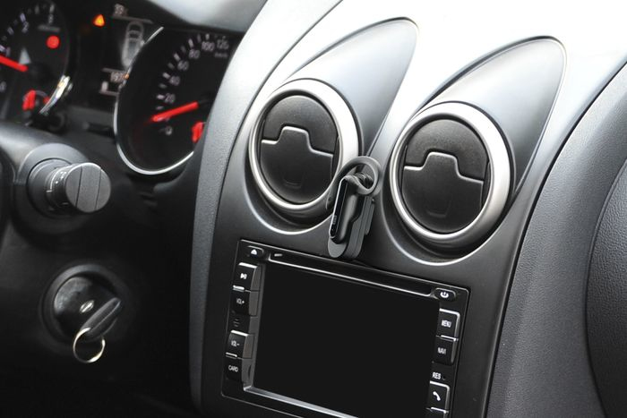 Cellularline Mono Bluetooth® headset with car holder – image 9