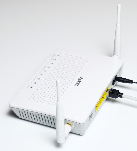 Zyxel P-660HN-I wireless router Fast Ethernet White – image 3