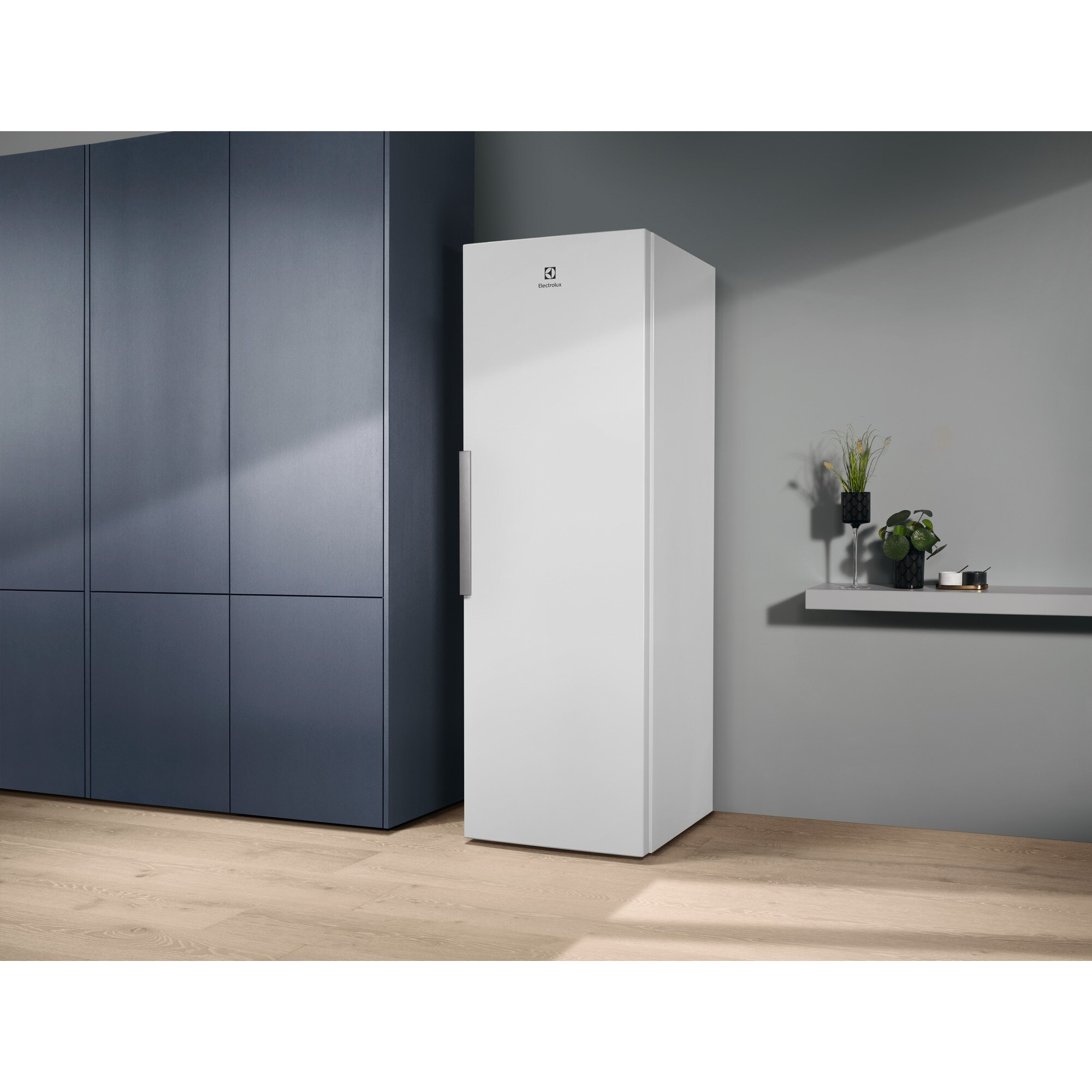 Electrolux LRC5ME38W2 fridge Freestanding – image 3