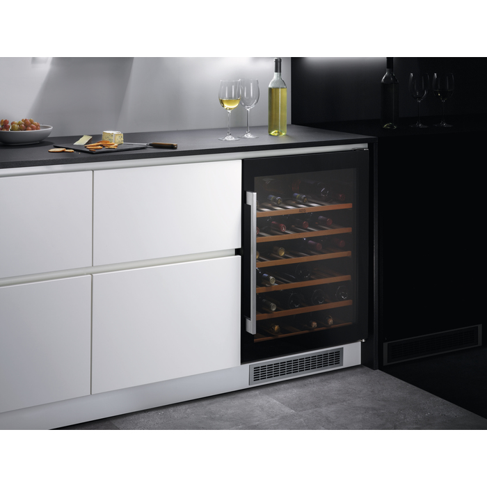 AEG SWB66001DG Compressor wine cooler Built-in Black 52 bottle(s) – image 3