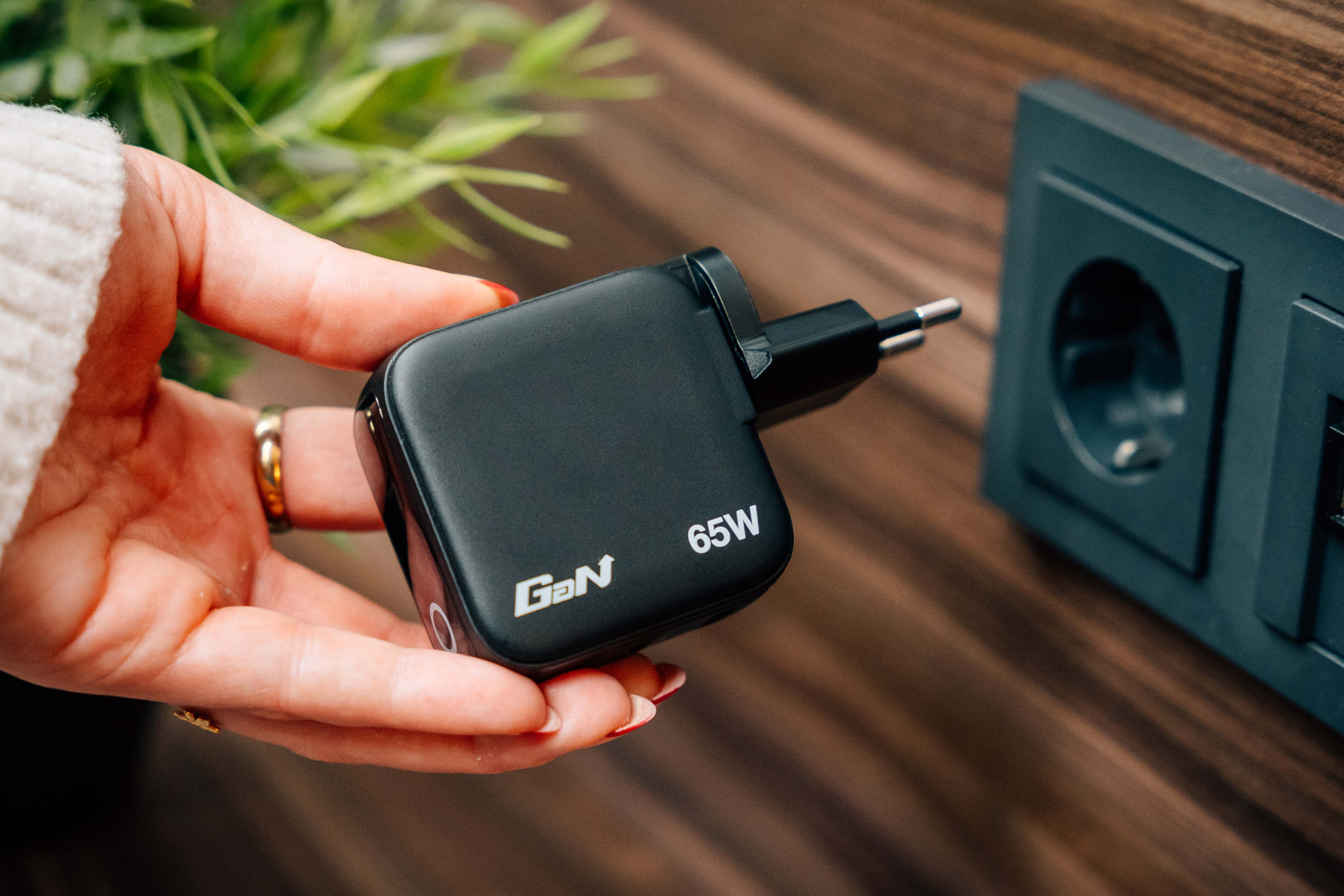 Verbatim Mini GaN Charger 3 Port   65W w Display (EU/UK/US)