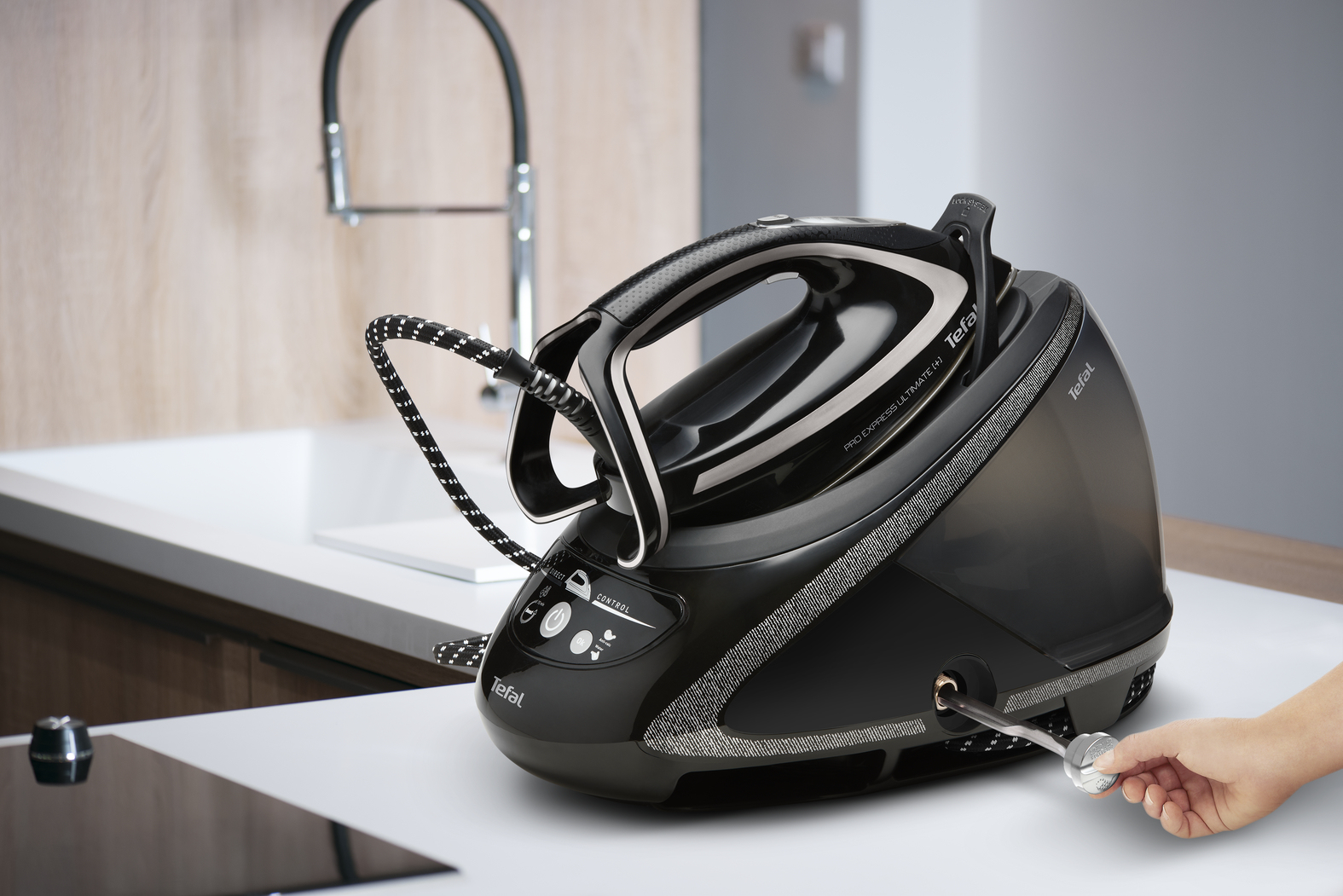 Tefal GV9610 steam ironing station – image 6
