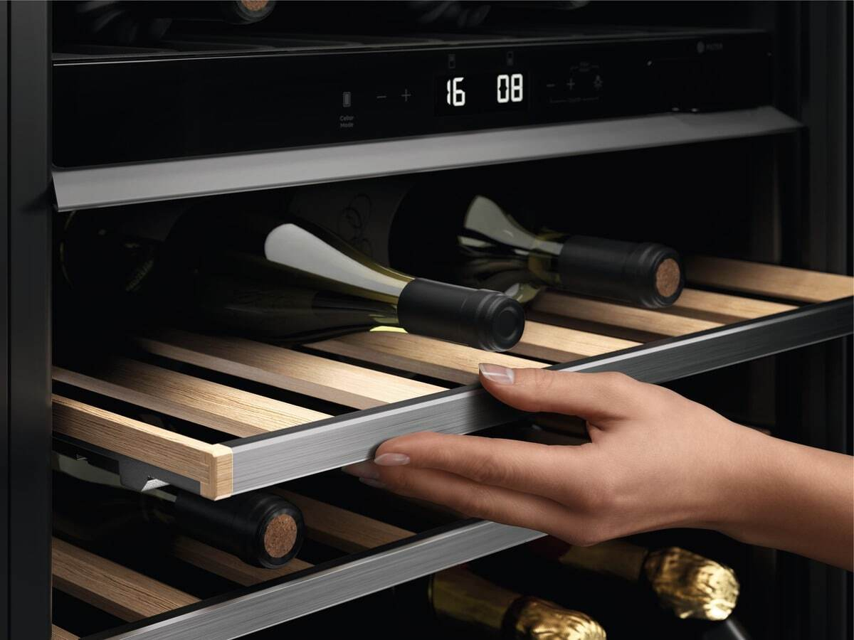 Electrolux EWUD040B8B Compressor wine cooler Built-in Black 40 bottle(s) – image 4