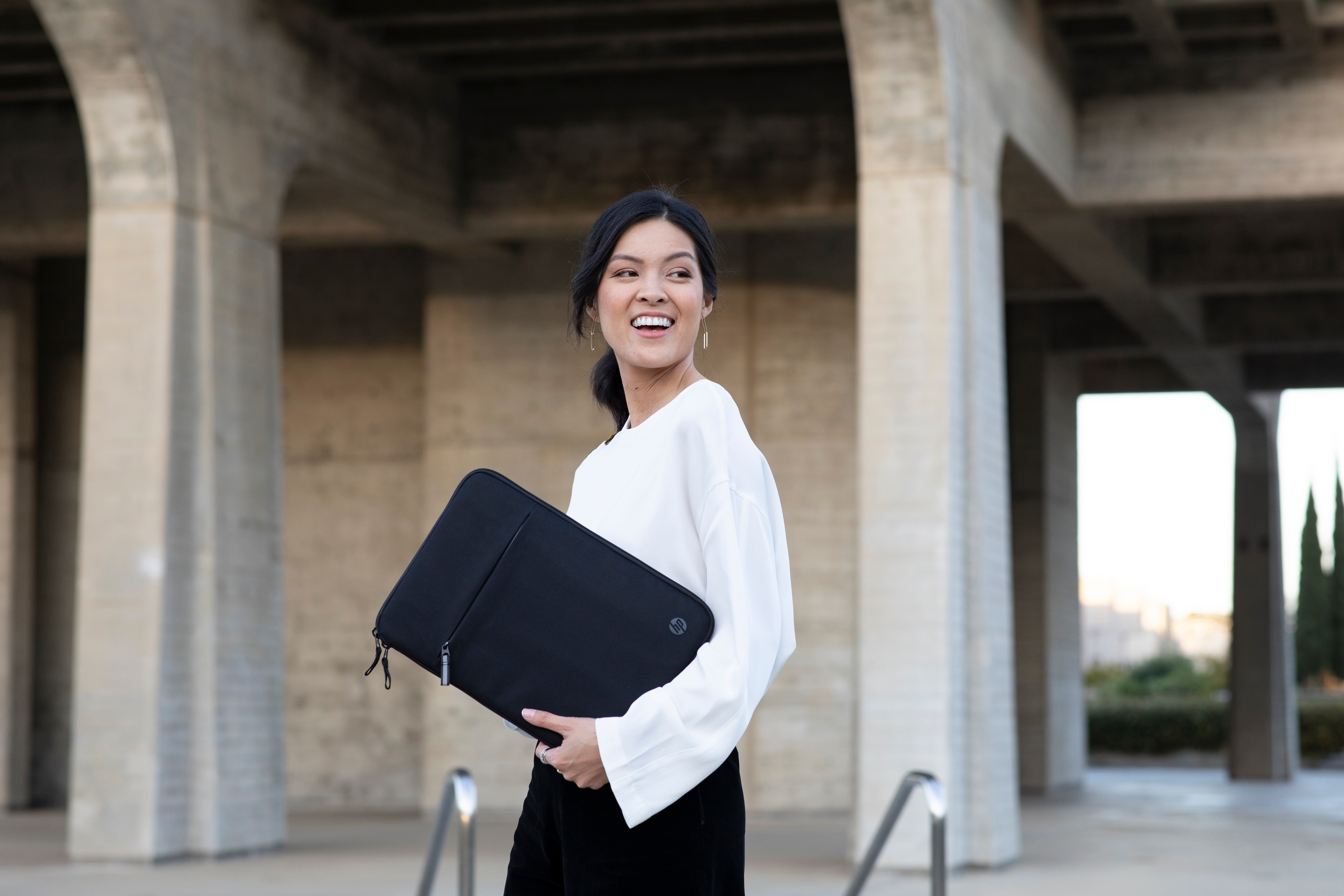 HP Renew Business 14.1-inch Laptop Sleeve Alternative Image