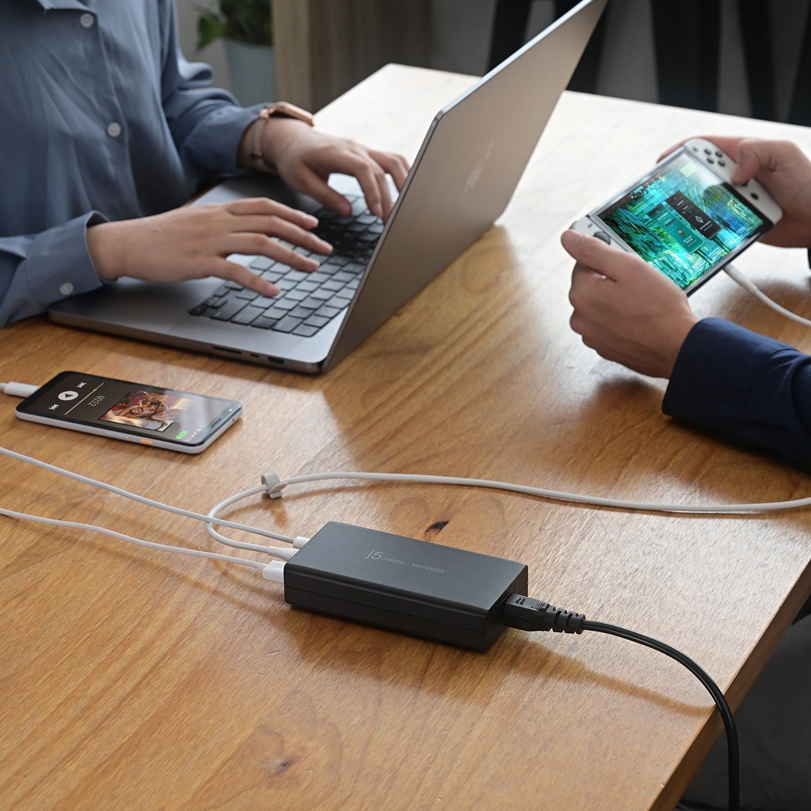 j5create JUP37185 mobile device charger Universal Black AC Fast charging Indoor – image 8