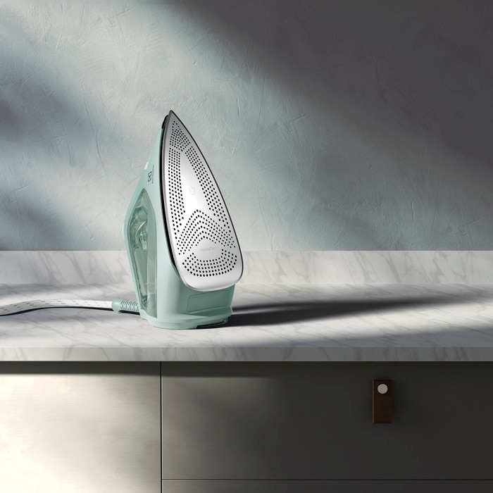Electrolux E7SI1-6LG Dry & Steam iron – image 4