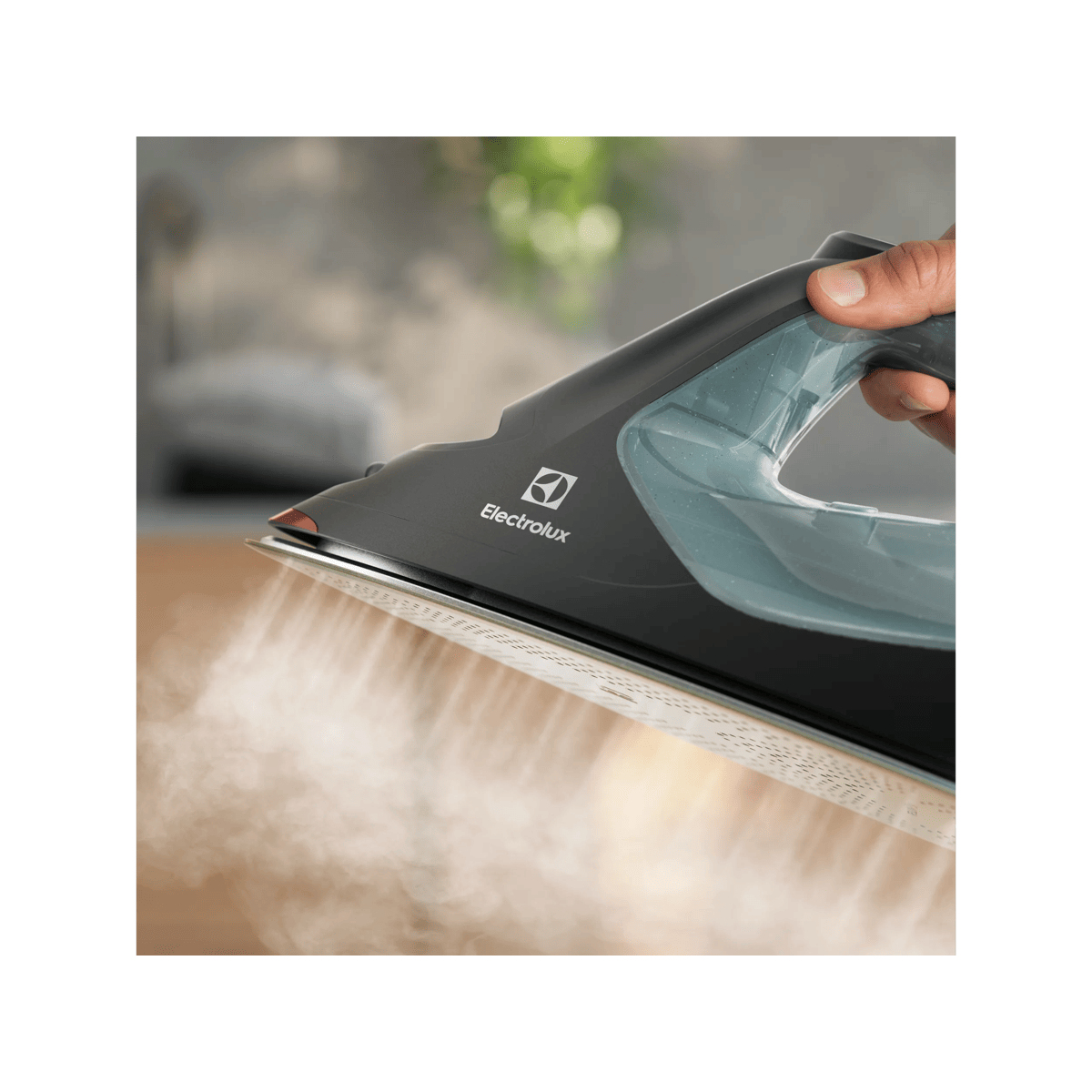 Electrolux E8SI2-8OG Steam iron RESILIUM soleplate – image 3