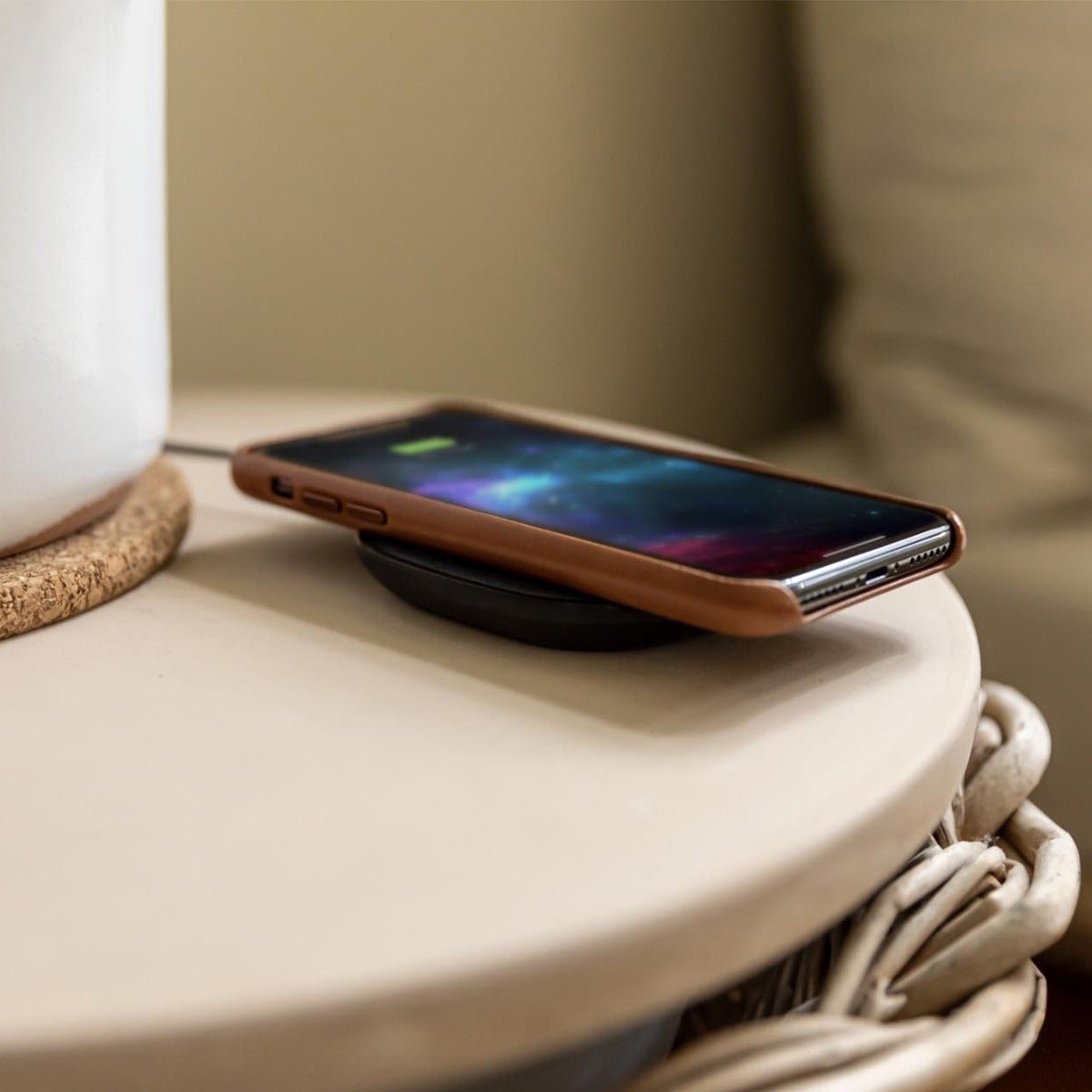 mophie 409903378 mobile device charger Smartphone Black AC Wireless charging Indoor – image 3