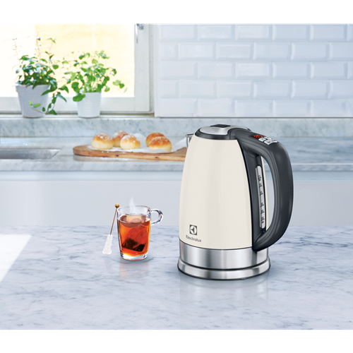 Electrolux EEWA7700W electric kettle – image 2