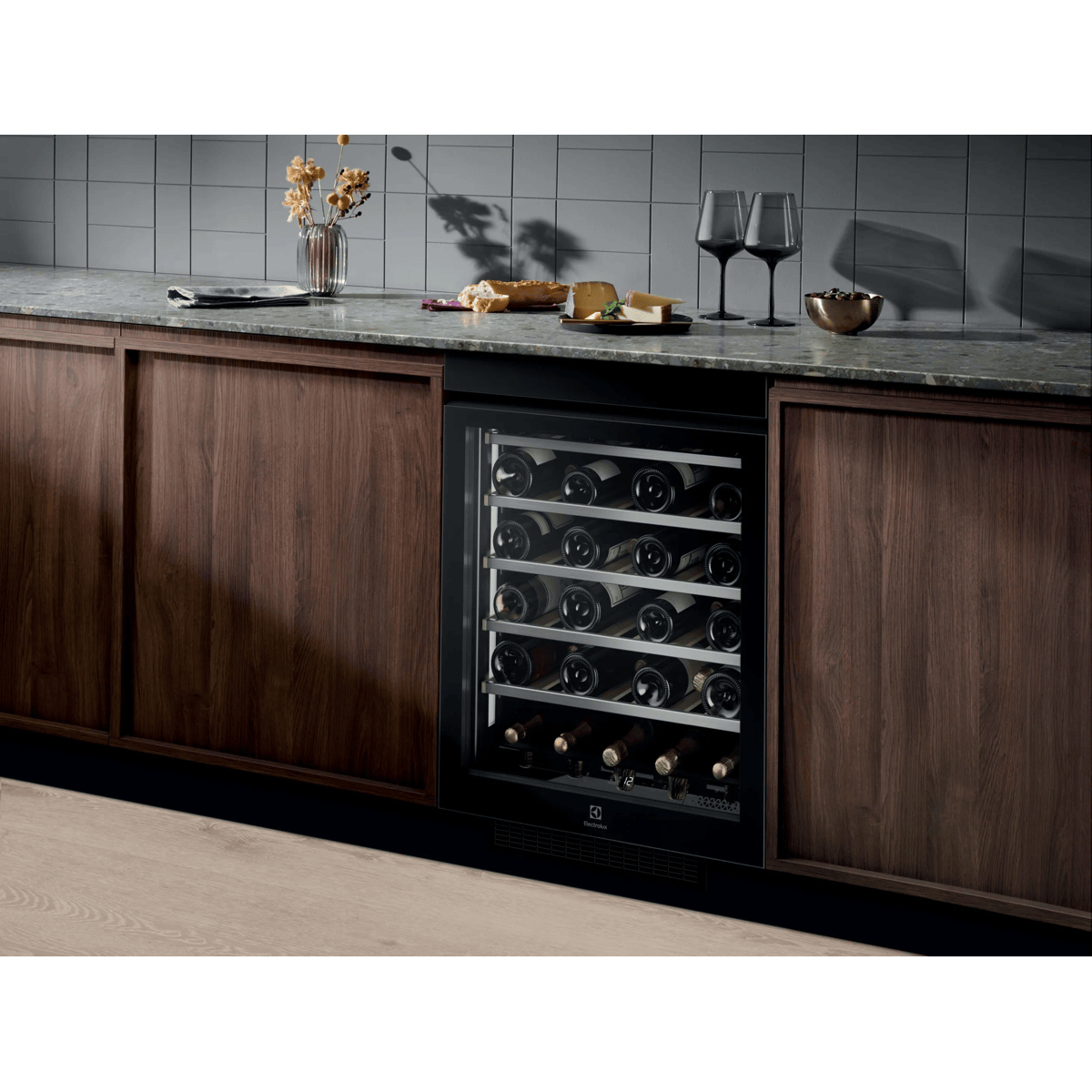 Electrolux EWUS040B8B Built-in Black 40 bottle(s) – image 8