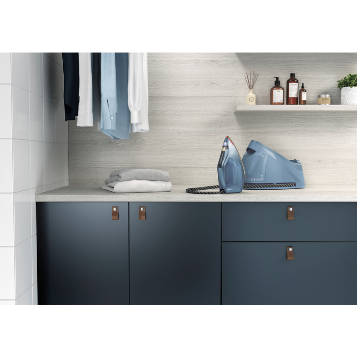 Electrolux E8ST16DBM steam ironing station – image 4