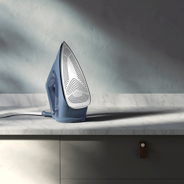 Electrolux E7SI1-8DB Dry & Steam iron – image 3