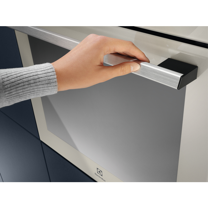 Electrolux LOE7C31S 72 L Champagne – image 2