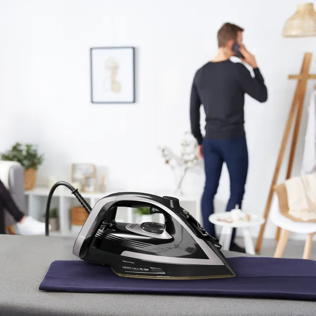 Tefal Puregliss FV8062E0 iron Dry & Steam iron Durilium AirGlide Autoclean soleplate – image 3