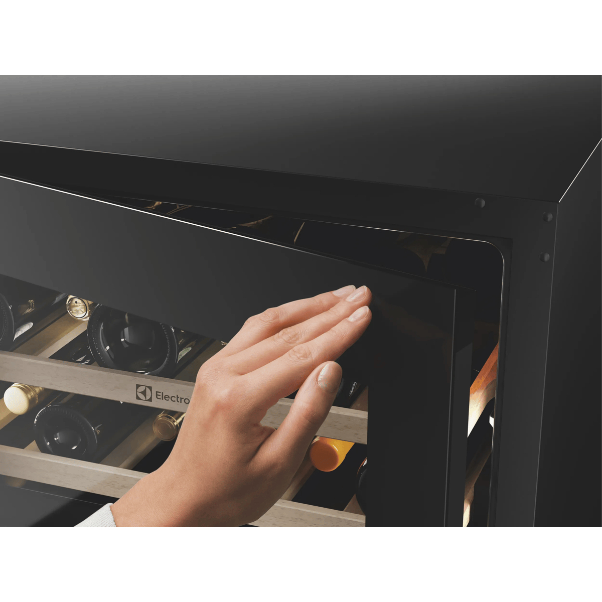 Electrolux EWUD040F8B Compressor wine cooler Freestanding Black 40 bottle(s) – image 2