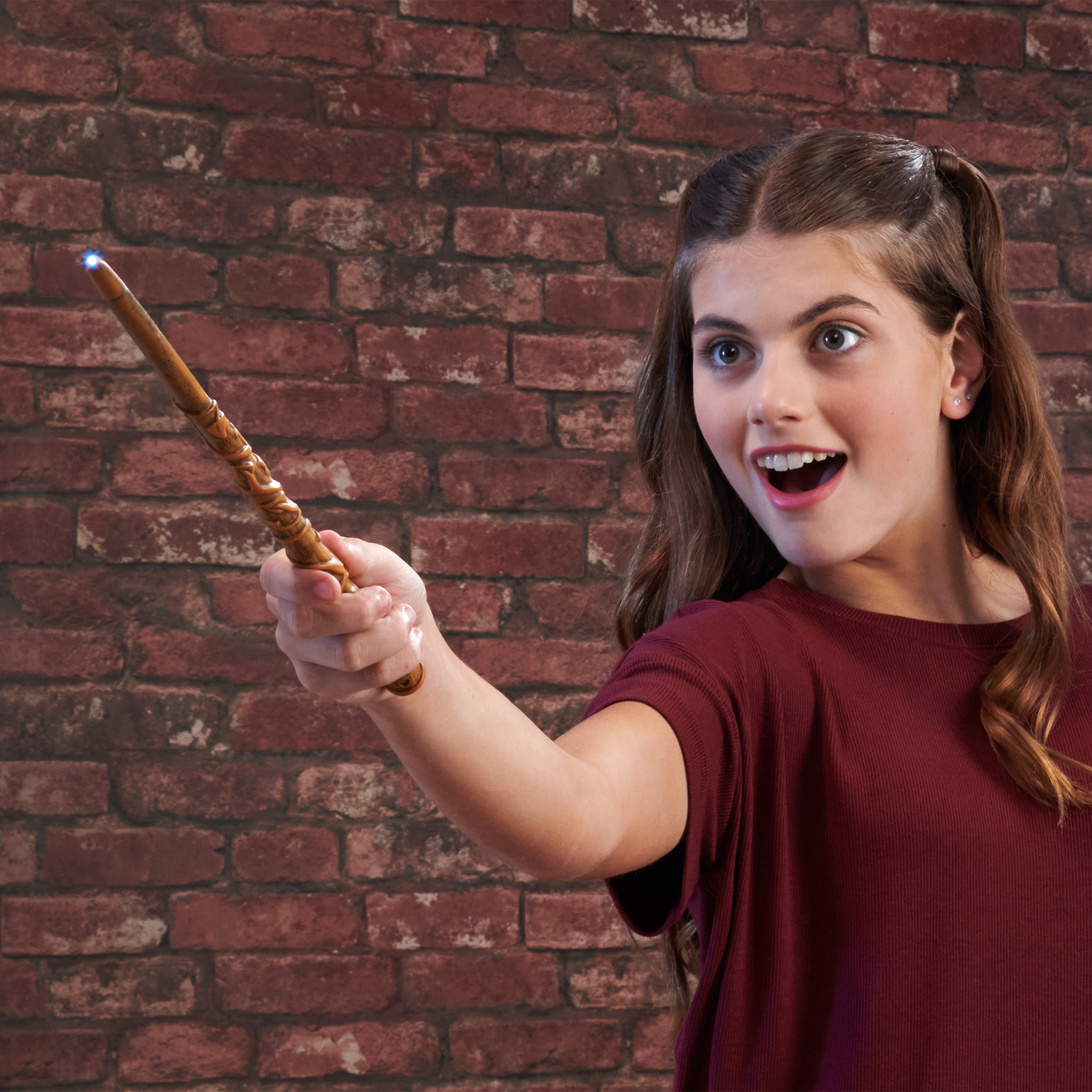 Wizarding World Harry Potter - Leuchtzauberstab von Hermine Granger mit Patronus-Projektion, ca. 33 cm