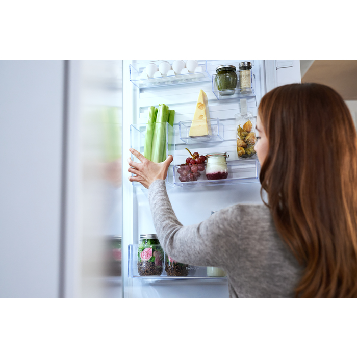 Electrolux ENN3054EOW fridge-freezer Built-in – image 3