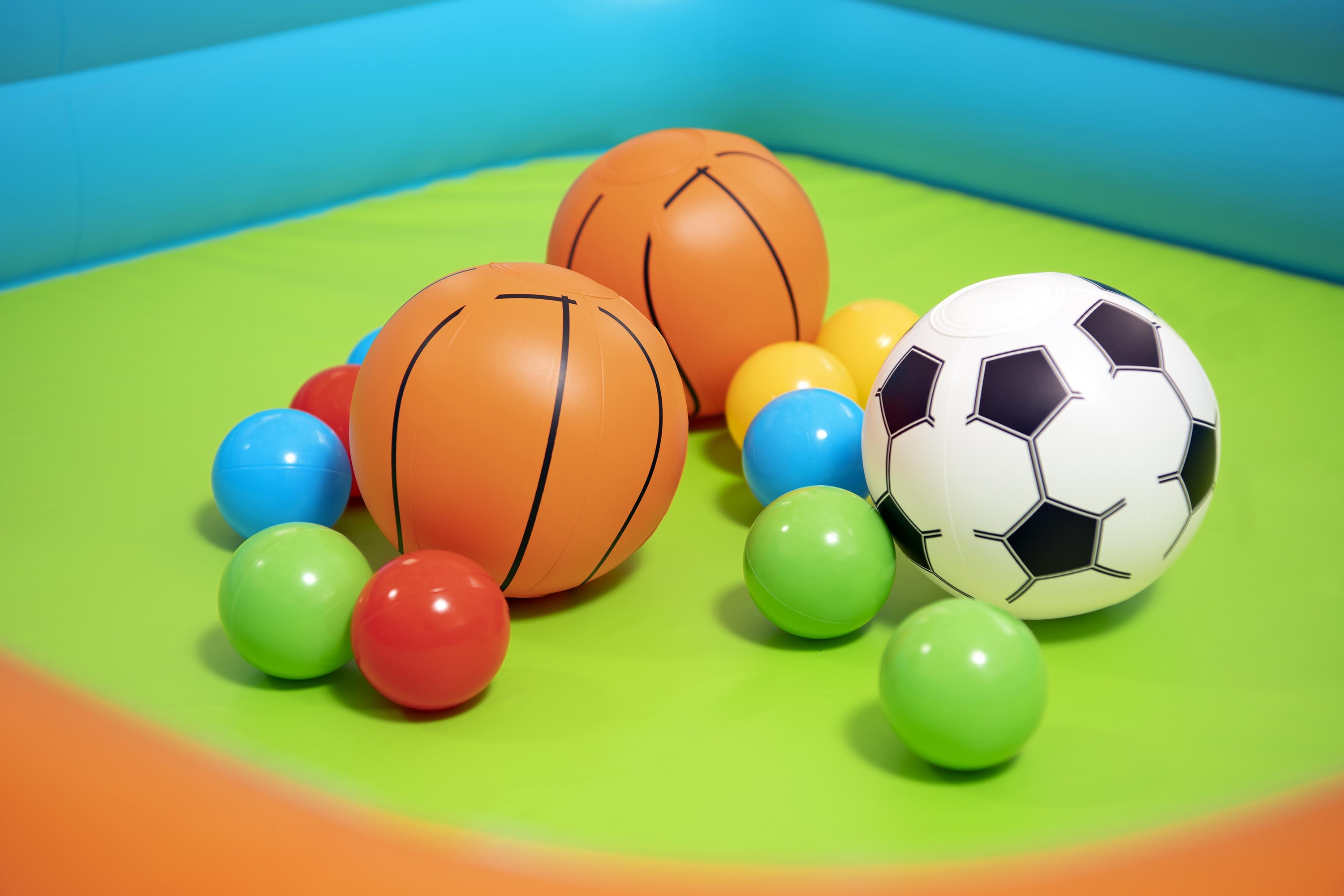 صورة كرة قدم قابلة للنفخ 3 في 1 Kick ‘N Swish مع 18 كرة