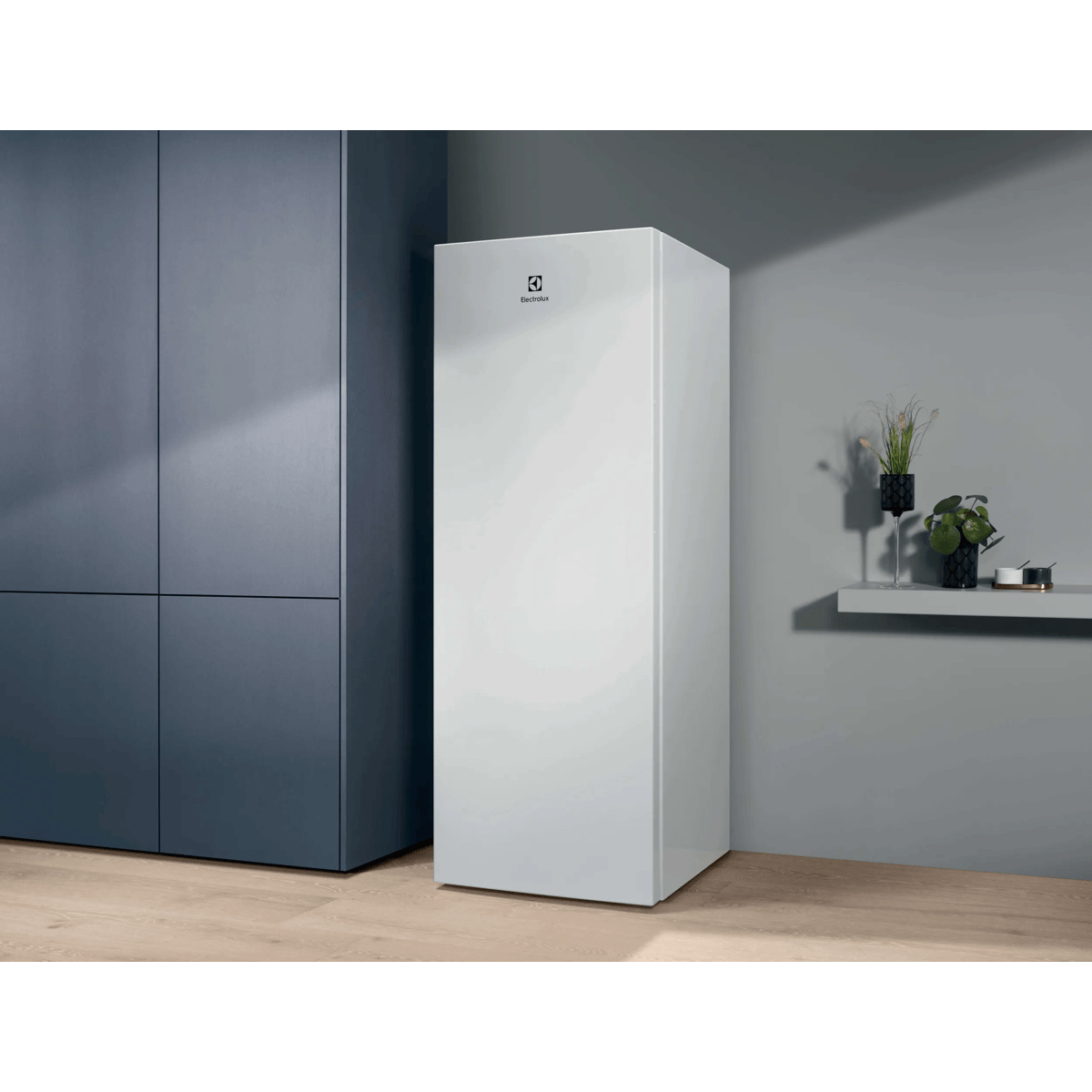 Electrolux LRB1DE33W fridge Freestanding – image 7