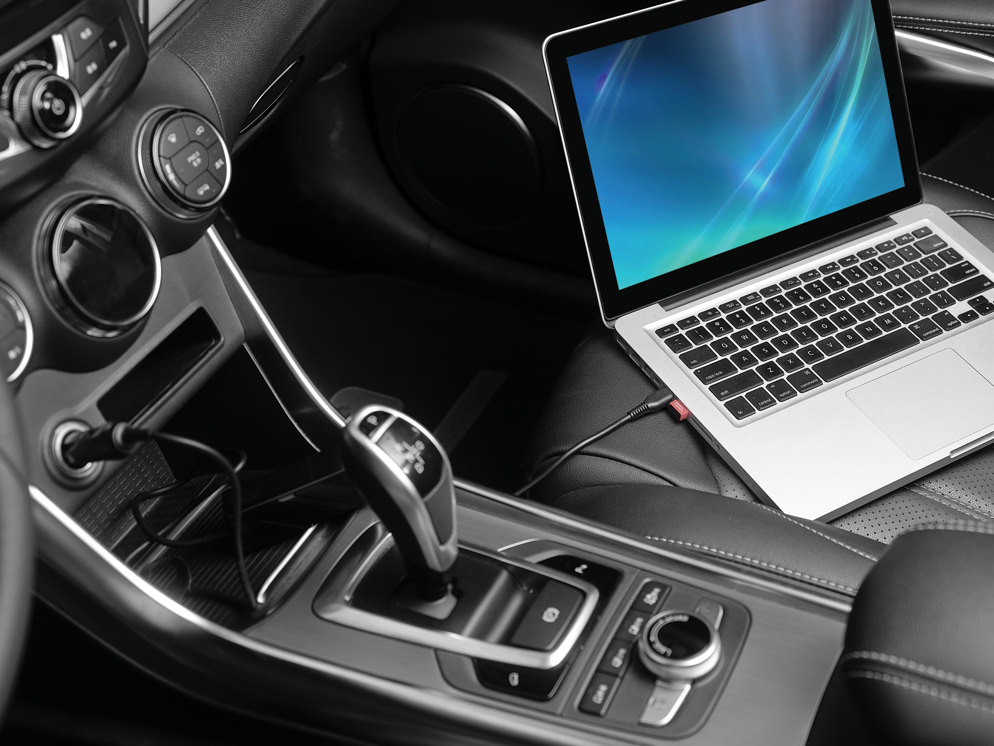 صورة شاحن سيارة Sandberg 135-77 USB-C PD100W، كابل 2.5 متر، أسود