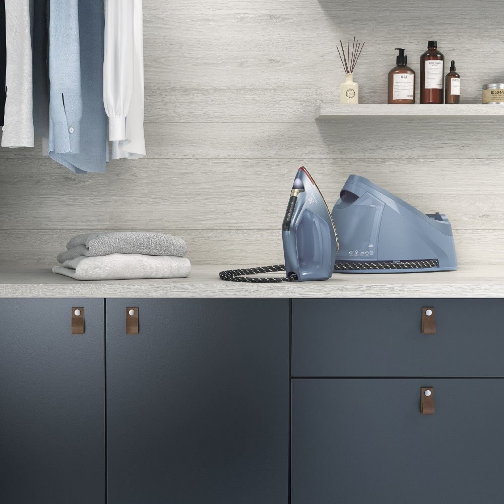 Electrolux E8ST16DBM steam ironing station – image 8