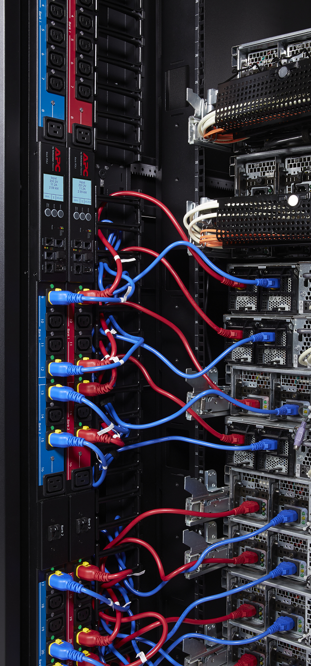 APC Rack PDU 2G Metered by Outlet with Switching ZeroU 11.0kW 230V (21) C13 & (3) C19 Blue Silk – image 2