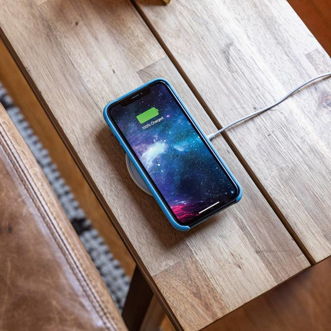 mophie Wireless charging pad with E.U. Plug Adapter – image 4