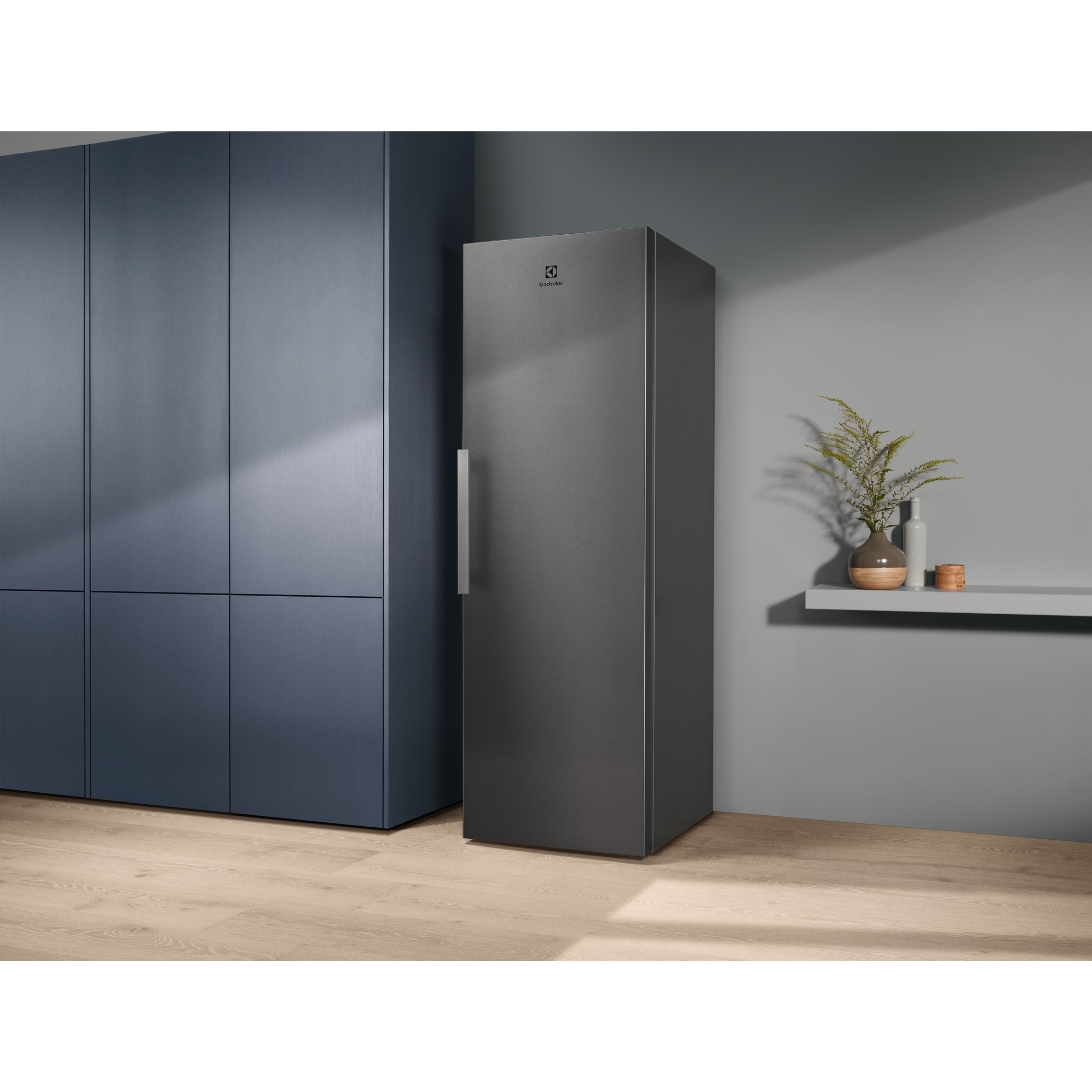 Electrolux LRC5ME38X2 fridge Freestanding – image 3