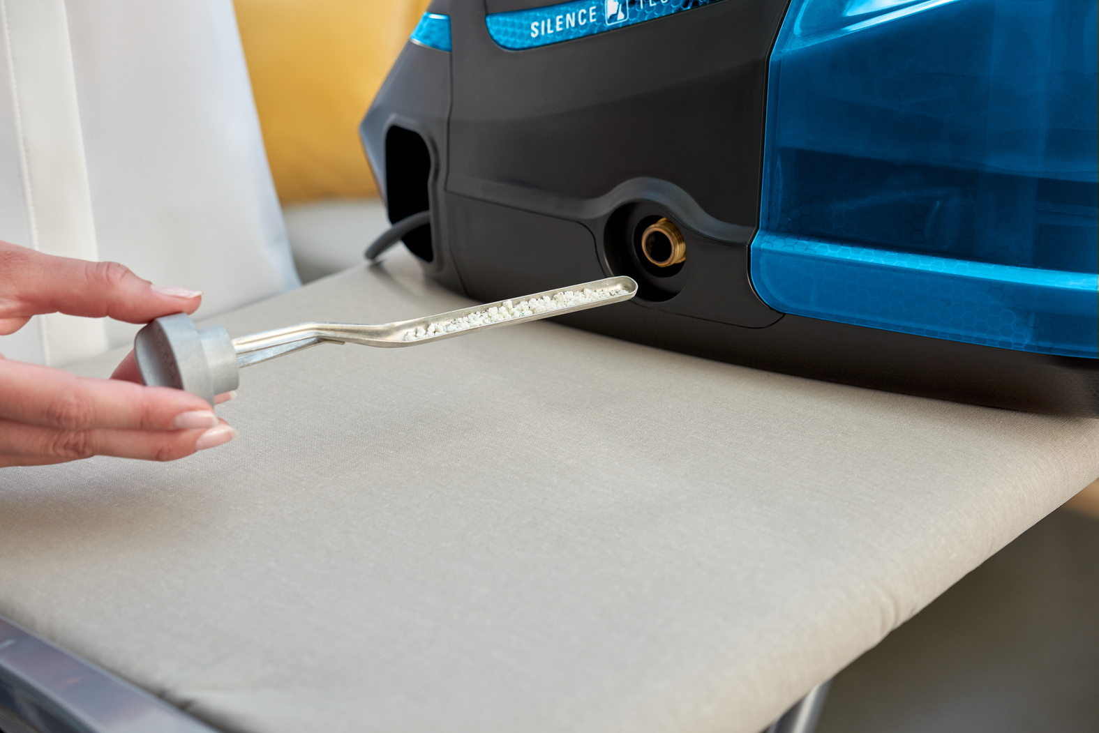 Rowenta DG9222 Pressurized steam ironing station – image 7
