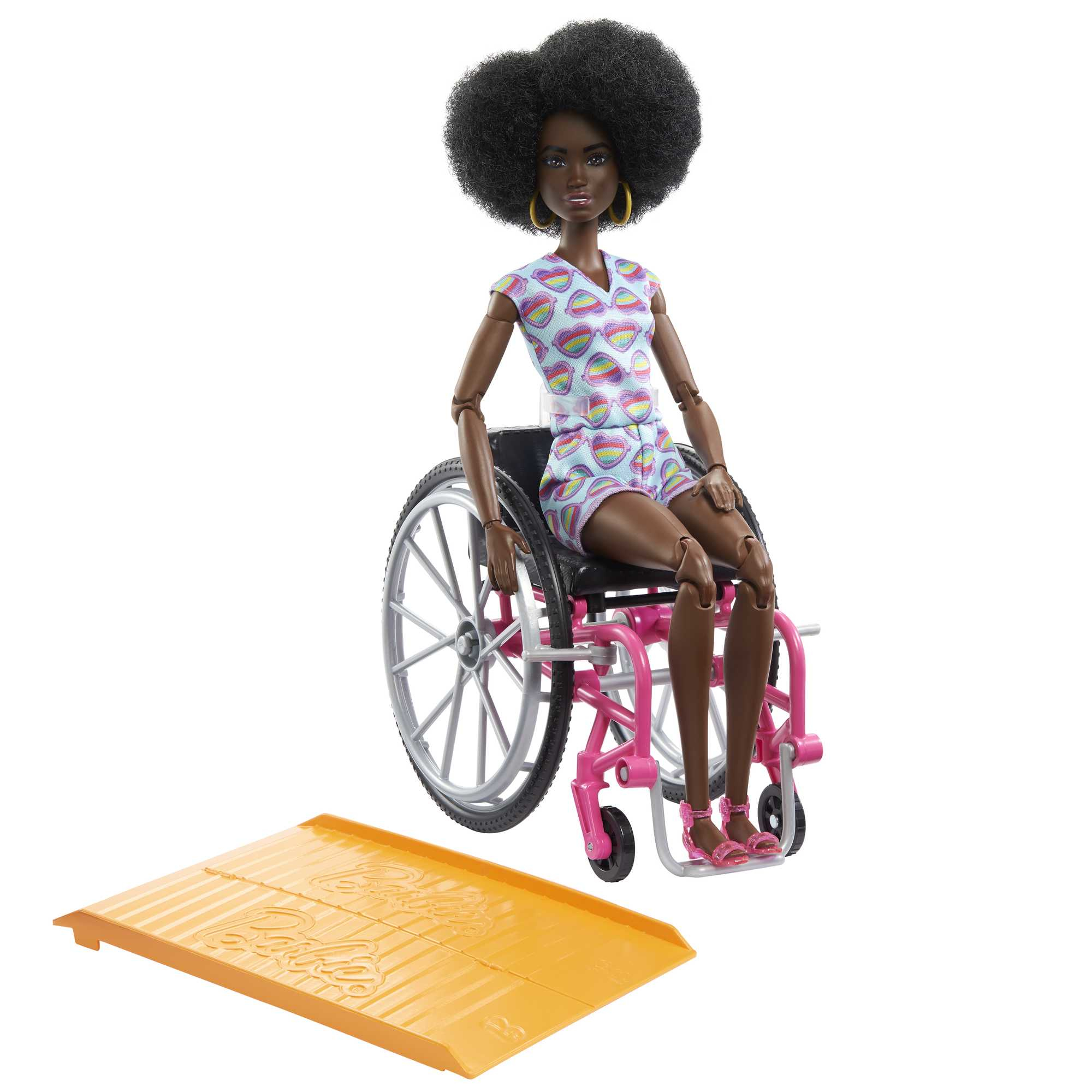 Barbie Fashionistas -nukke #194, pyörätuoli ja ramppi, kiharat ruskeat hiukset, haalari ja tarvikkeita