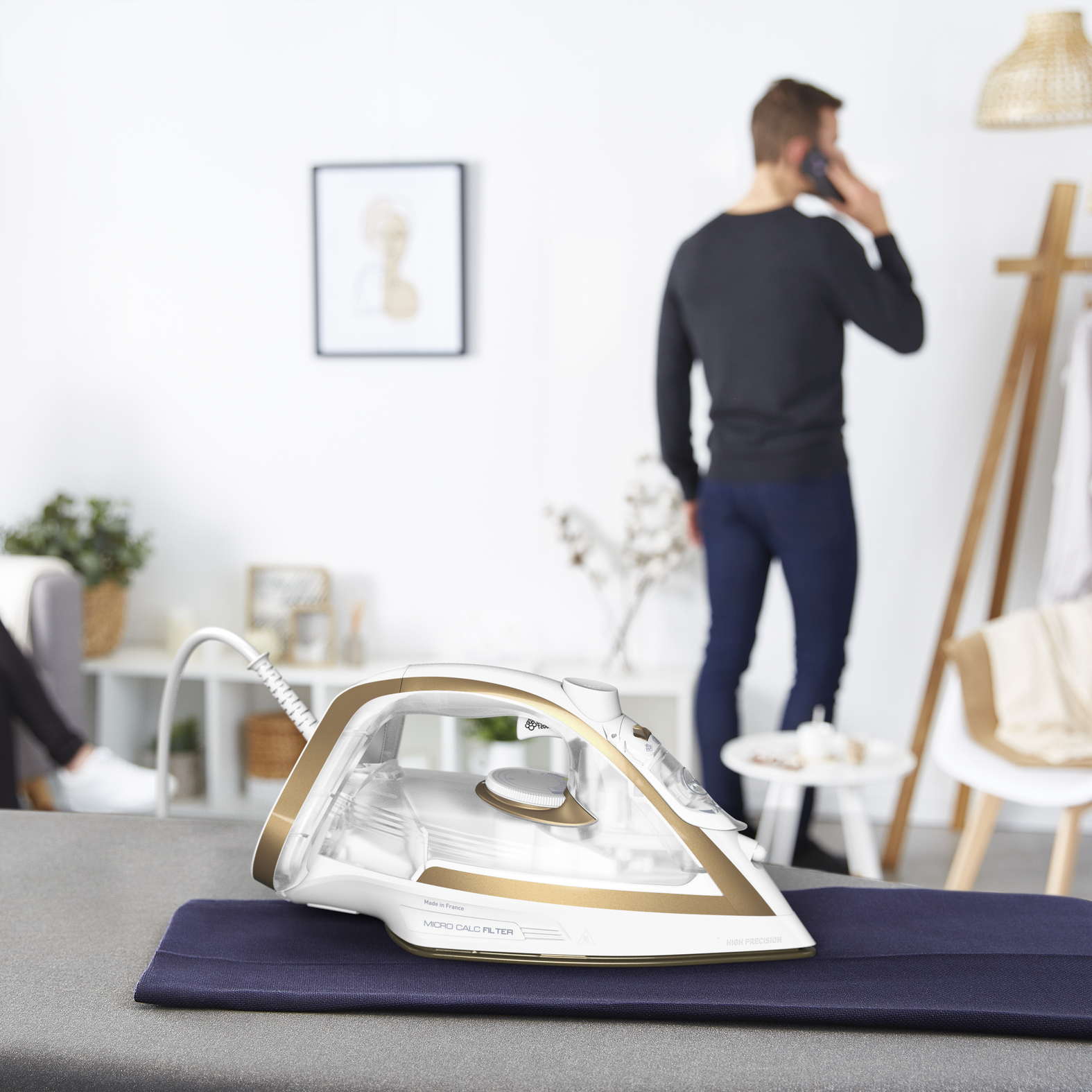 Tefal Puregliss FV8042 Dry & Steam iron Durilium AirGlide Autoclean soleplate – image 2