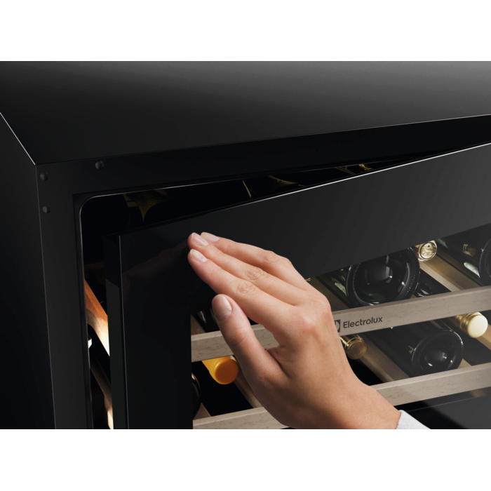 Electrolux WKF8GL20S Thermoelectric wine cooler Freestanding Black 40 bottle(s) – image 4