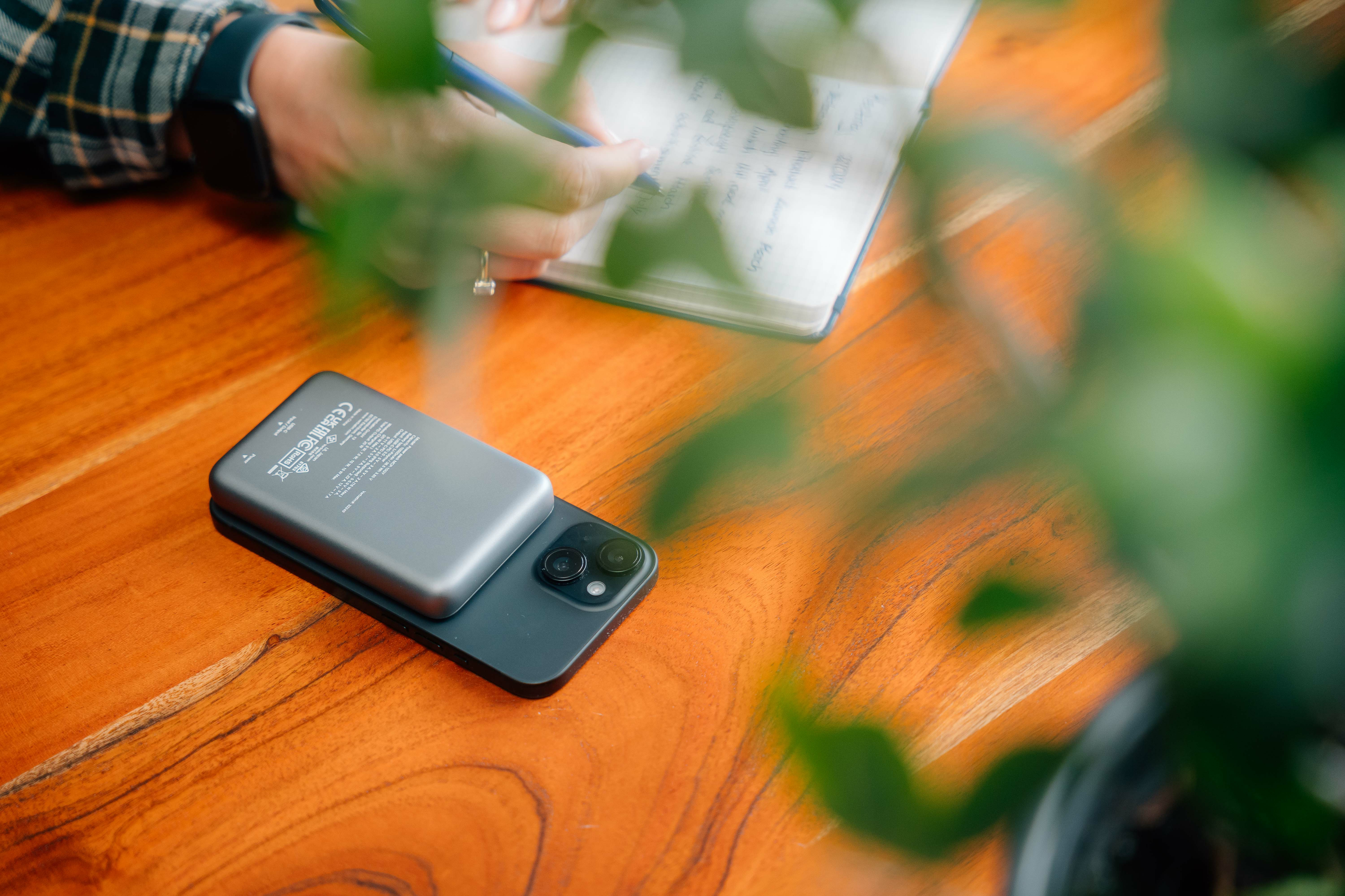 Verbatim Charge´n´Go Magnetic Wireless Power Bank 10000 Grey
