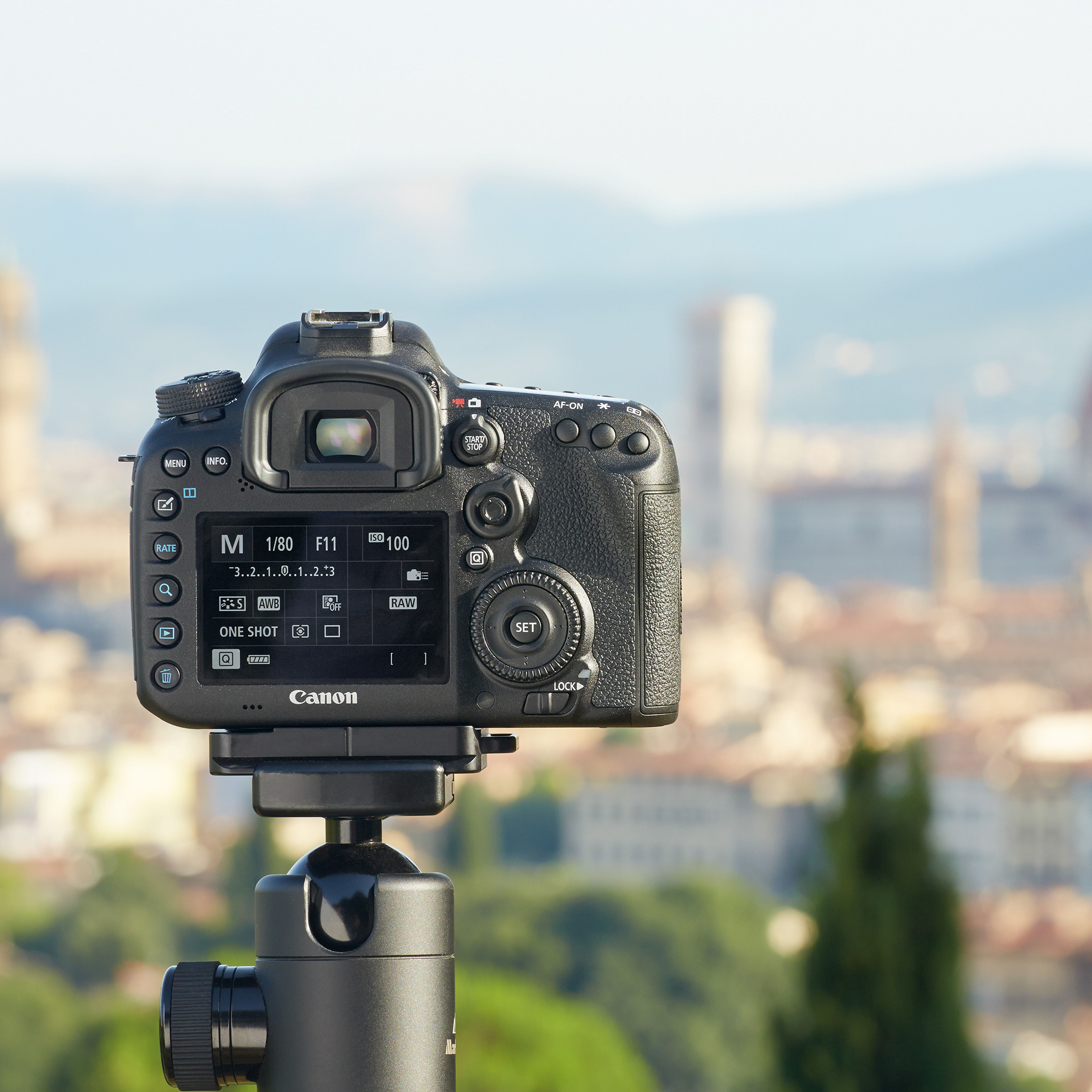 Canon 7D Mark II Body + W-E1 – image 6