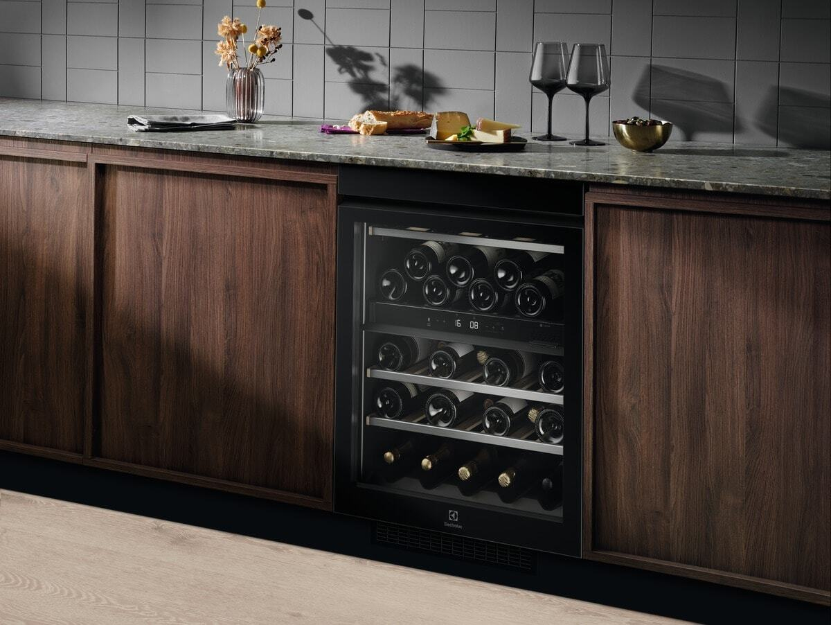 Electrolux EWUD040B8B Compressor wine cooler Built-in Black 40 bottle(s) – image 6