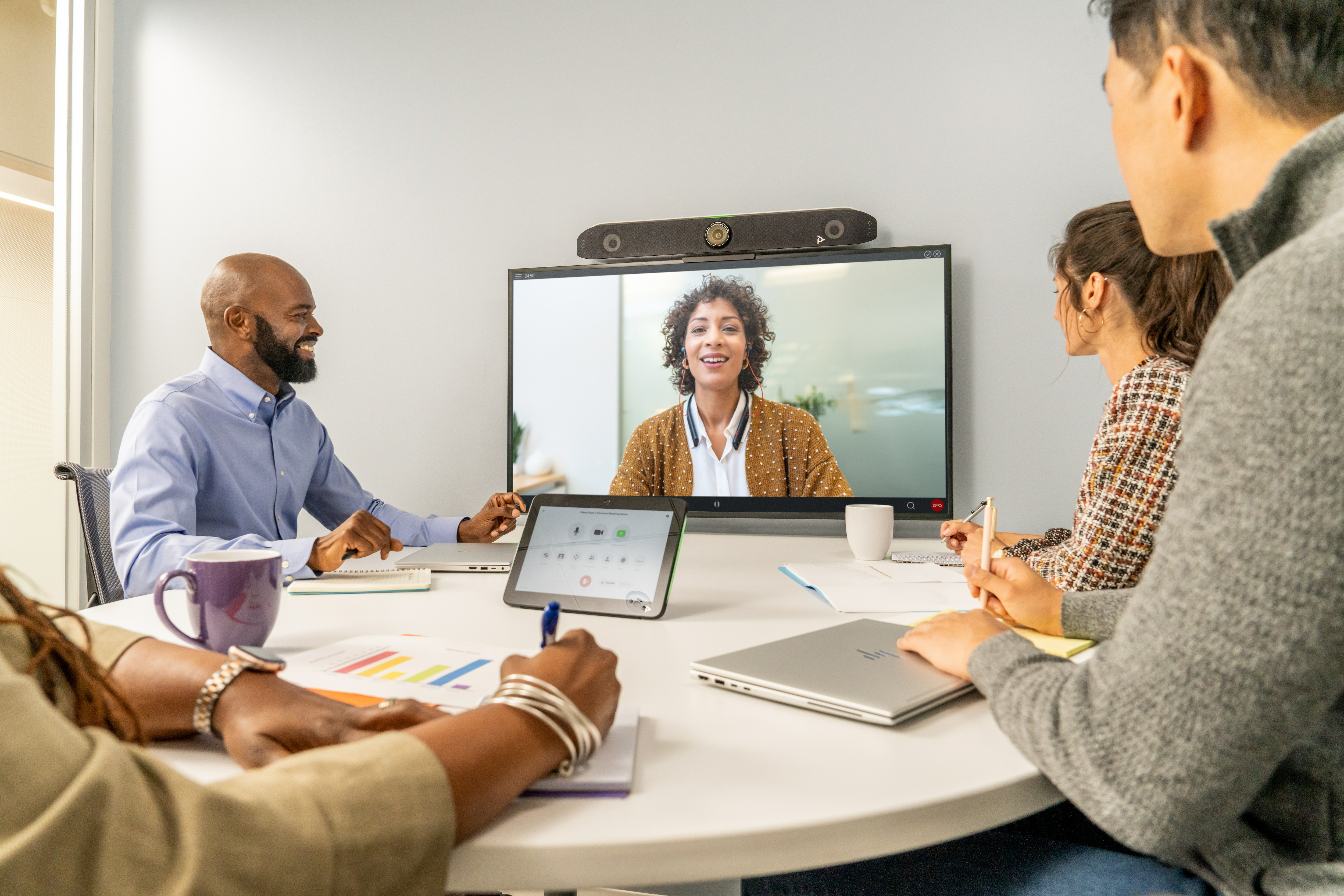 POLY Studio X52 All-In-One-Videoleiste mit TC10 Controller-Kit