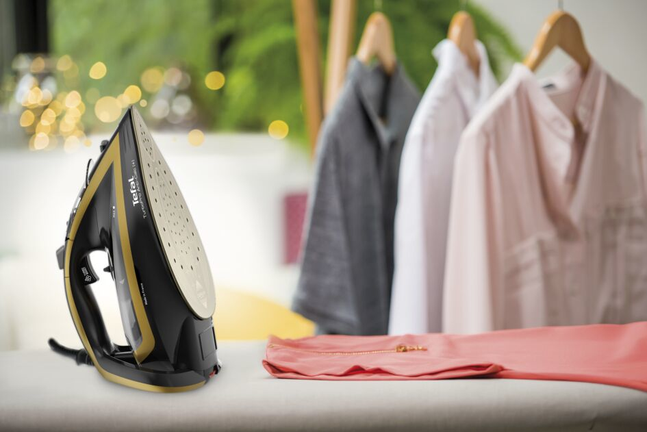 Tefal TurboPro FV5696 Dry iron Durilium AirGlide Autoclean soleplate – image 2
