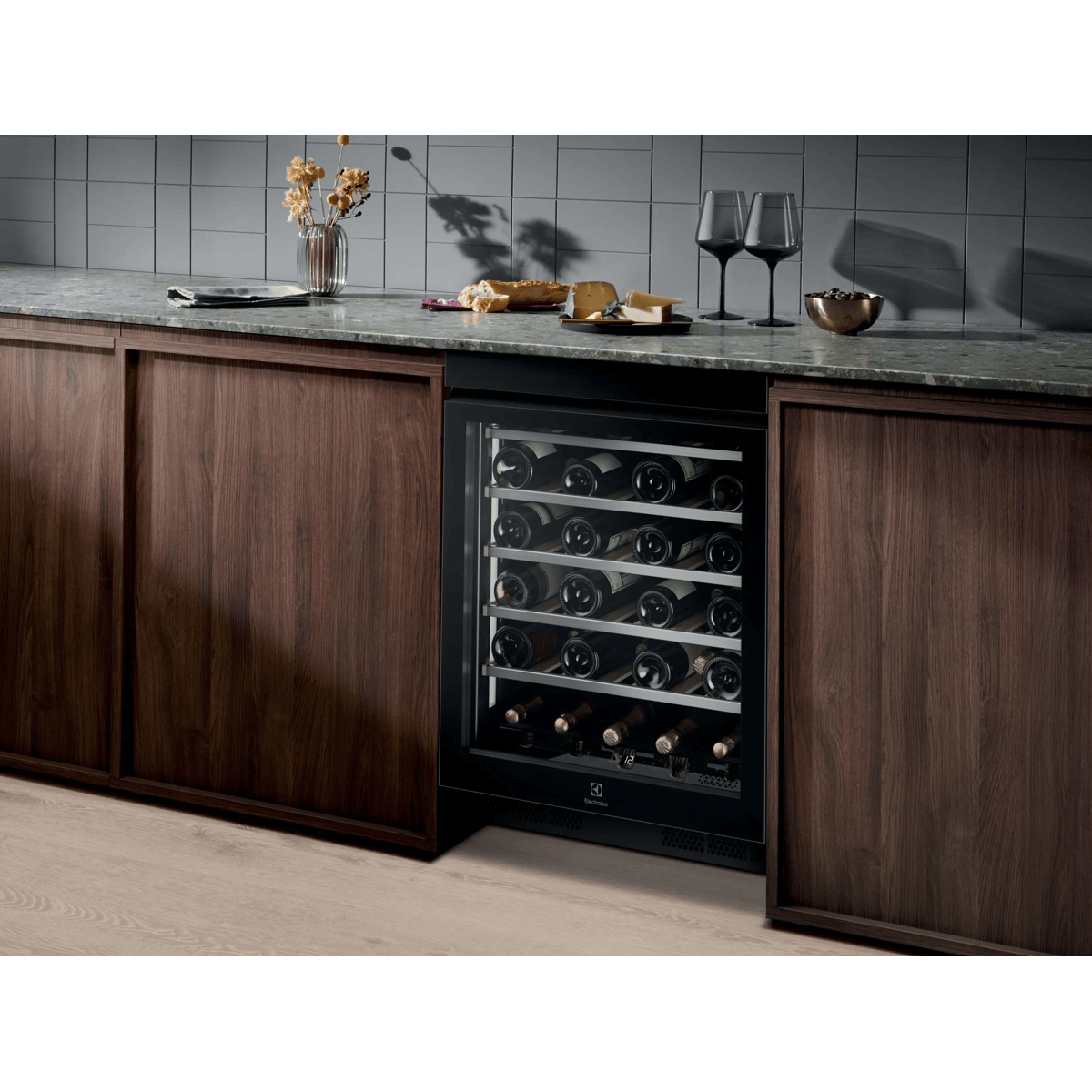 Electrolux EWUS040B8B Built-in Black 40 bottle(s) – image 7