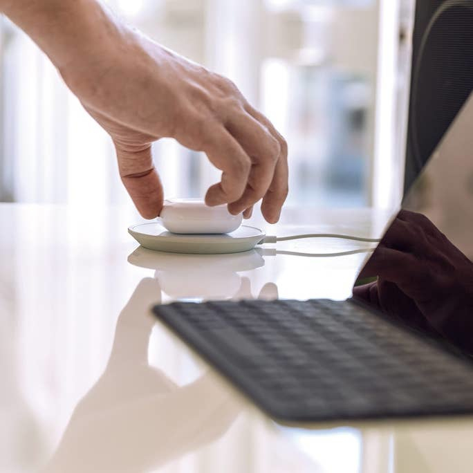 mophie Wireless charging pad with E.U. Plug Adapter – image 3