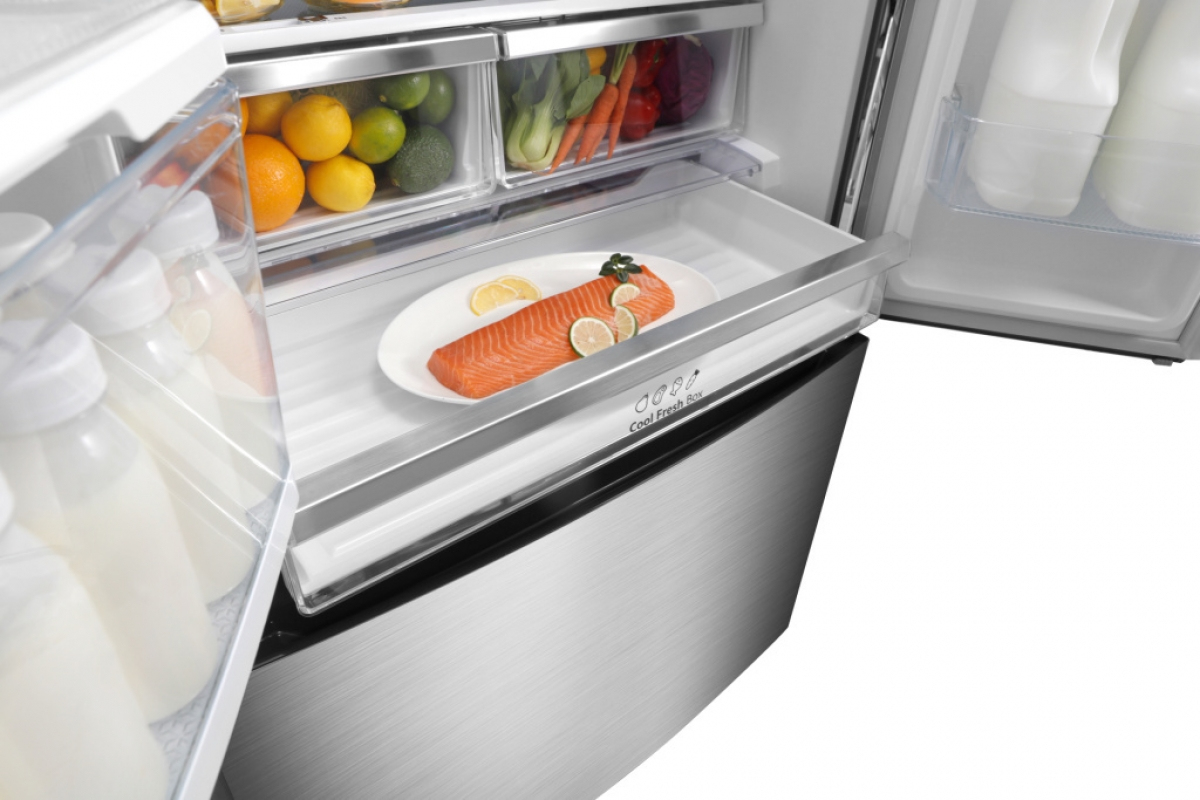 Hisense RF702N4IS1 side-by-side refrigerator Freestanding – image 9