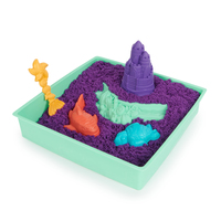 Kinetic Sand SABLE MAGIQUE - COFFRET CHÂTEAU BAC À SABLE 454 G + 4 ACCESSOIRES - Sculptez à l&amp;quot;Infini ce Sable à Modeler comme de la Pâte à Modeler - Jouet Enfant 3 Ans et + - Coloris Modèle Aléatoire