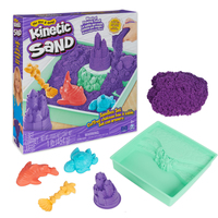 Kinetic Sand SABLE MAGIQUE - COFFRET CHÂTEAU BAC À SABLE 454 G + 4 ACCESSOIRES - Sculptez à l&amp;quot;Infini ce Sable à Modeler comme de la Pâte à Modeler - Jouet Enfant 3 Ans et + - Coloris Modèle Aléatoire