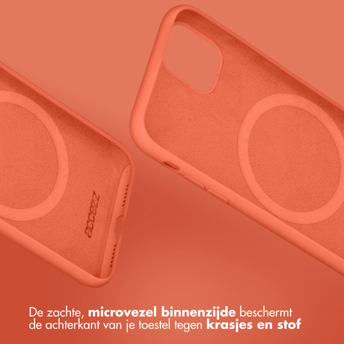 Accezz Liquid Silicone Backcover met MagSafe iPhone 15 Pro Max Telefoonhoesje Oranje, afbeelding 3