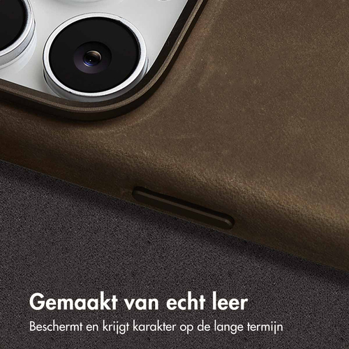 <p>Zowel jouw smartphone beschermen als hem een strakke look geven? De Accezz Vintage Leather Backcover met MagSafe is gemaakt van echt leder en geeft, afbeelding 2
